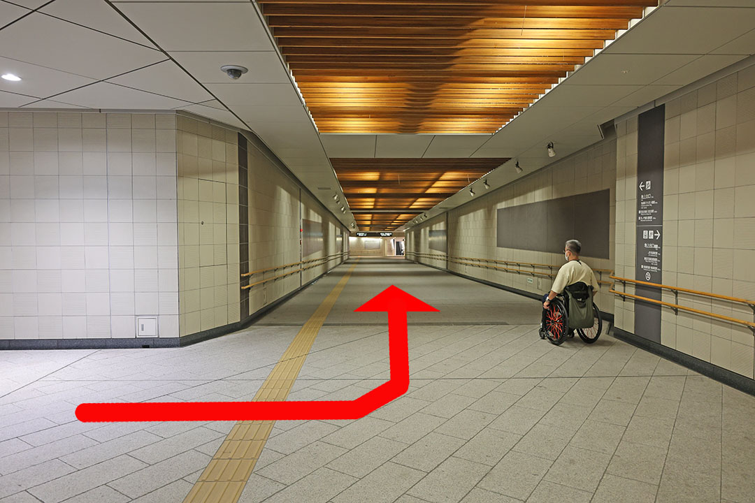 通路の突き当たりからさらに左方向を写した写真