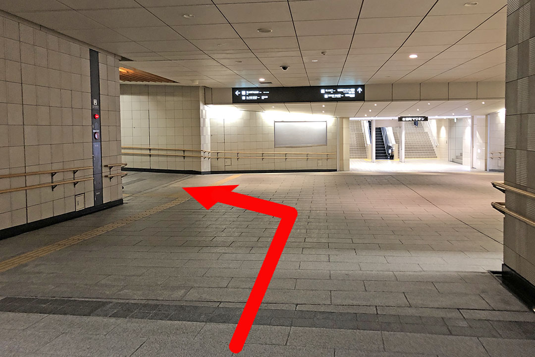 緩やかな下りから左方向の緩やかな上り通路の角の写真