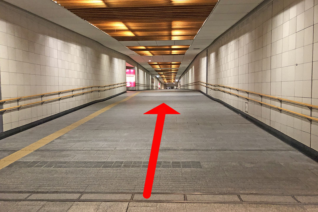 緩やかな上り通路の写真