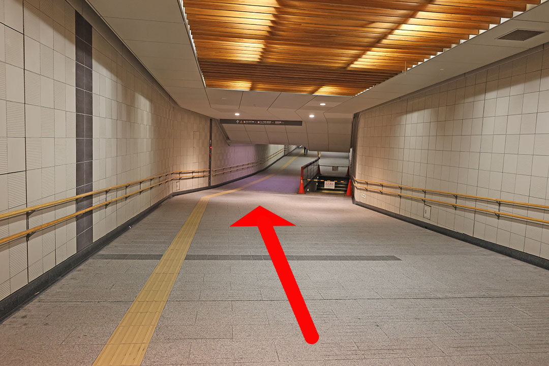 緩やかな下り通路の写真