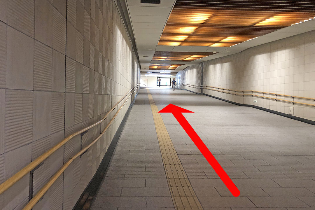 緩やかな上り通路の写真