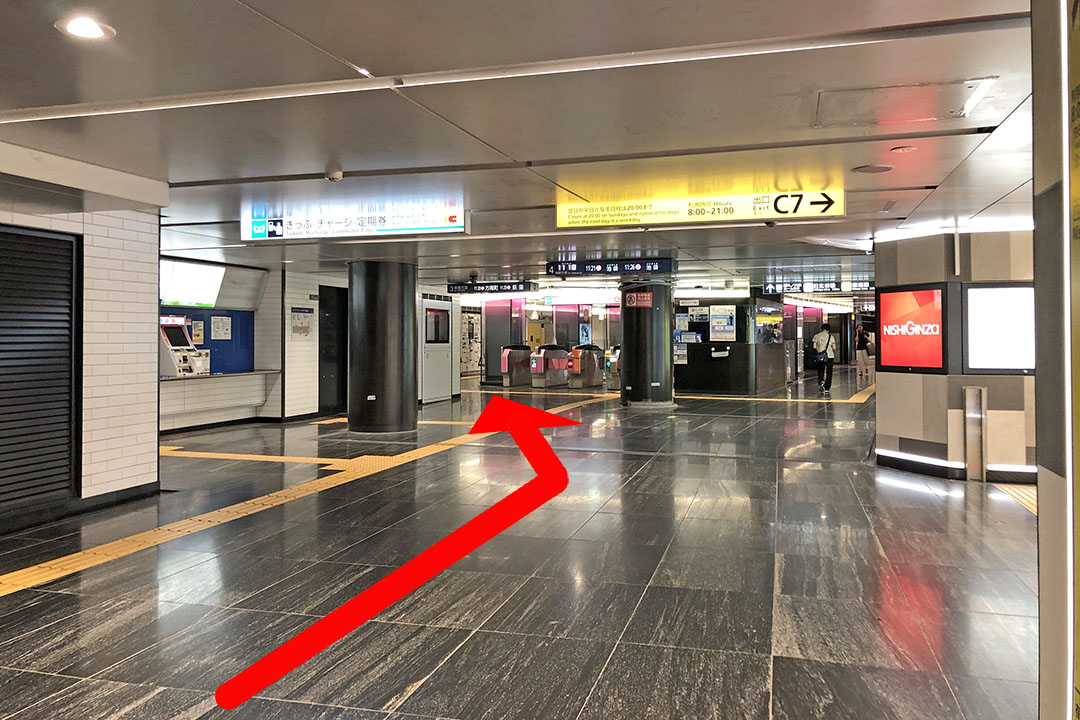 前方に丸ノ内線有楽町方面改札の写真