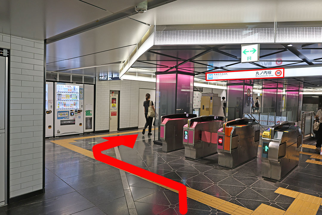 丸ノ内線有楽町方面改札の手前から左側に抜ける通路の写真