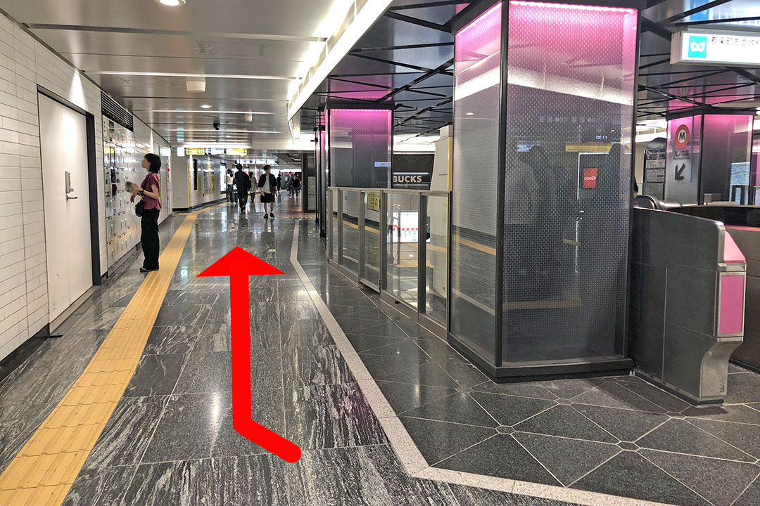 有楽町方面改札の左側の通路の写真