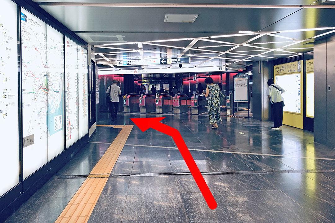 突き当たりから左方向の通路の写真