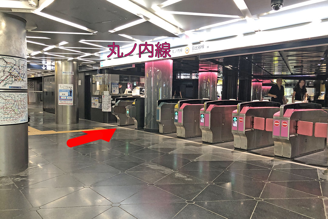 通路の右側の丸ノ内線数寄屋橋交差点改札