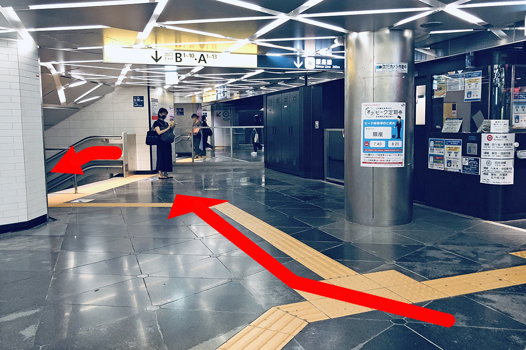 銀座線に向かう階段とエスカレーターの写真
