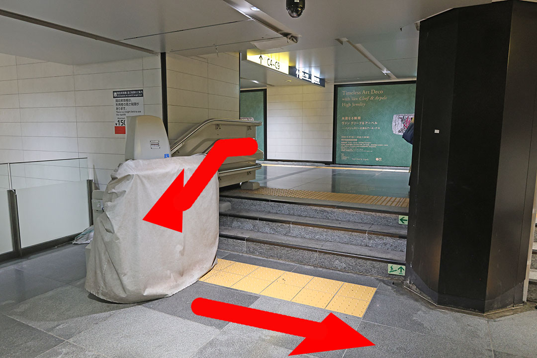 エスカレーターから降りる場所