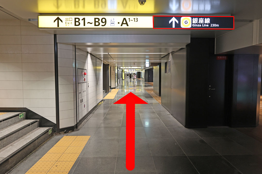 エスカレーターを降りた場所からまっすぐの通路を写した写真