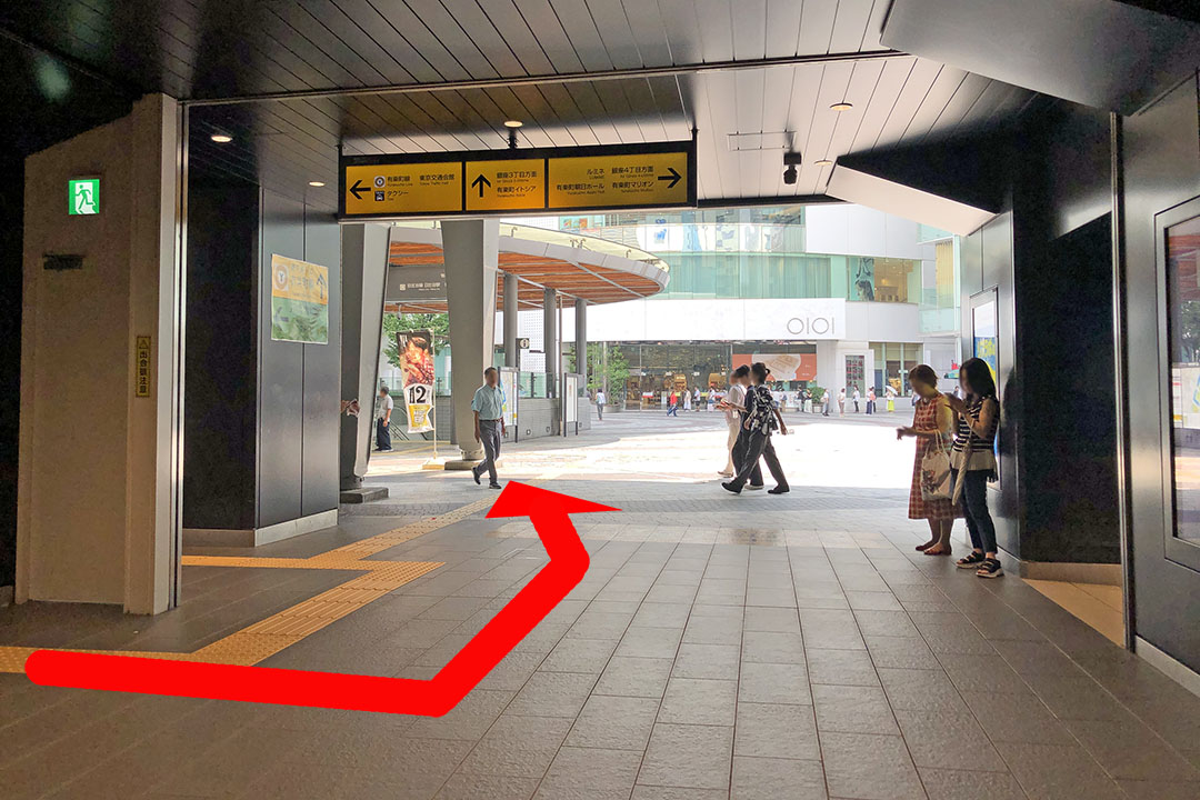 中央口案内所出口から左方向を写した写真