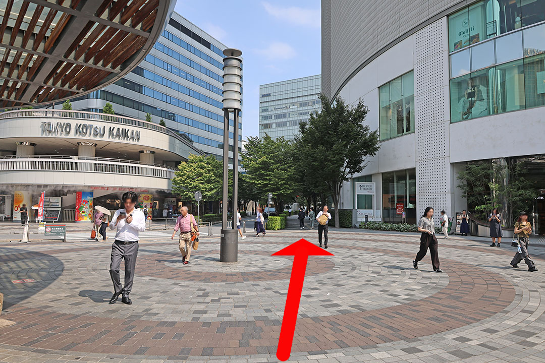 中央口から駅前広場を写した写真