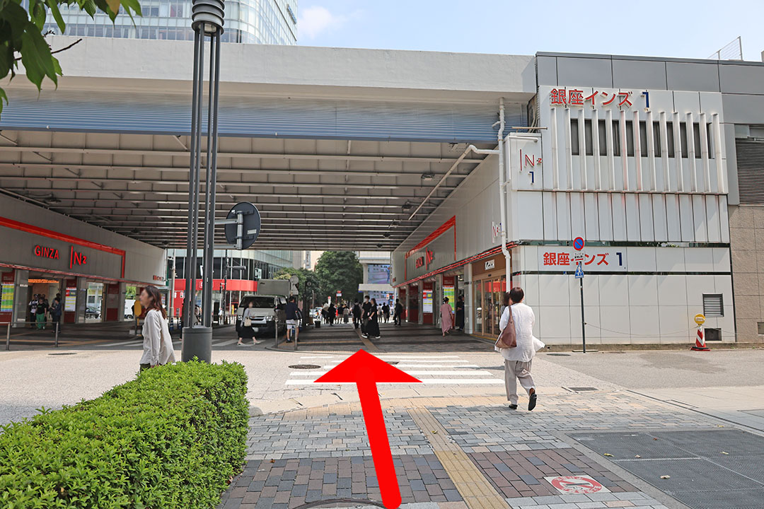高速道路の下を通る歩道の写真
