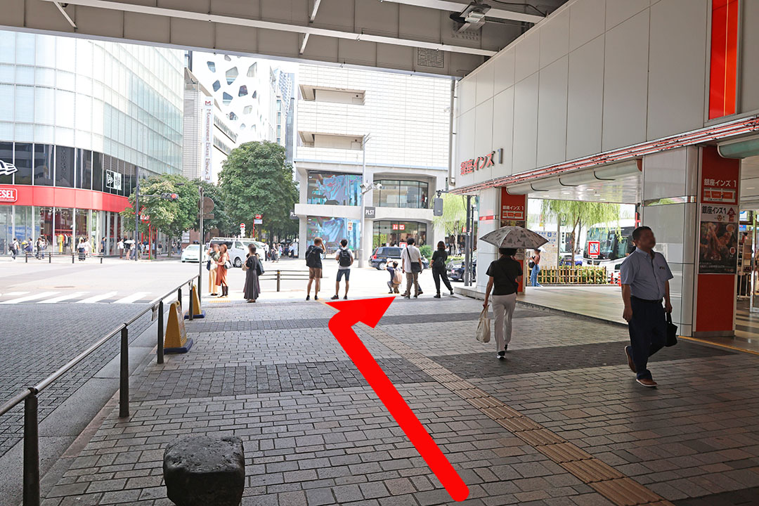 高速道路の下から銀座西二丁目交差点までを写した写真