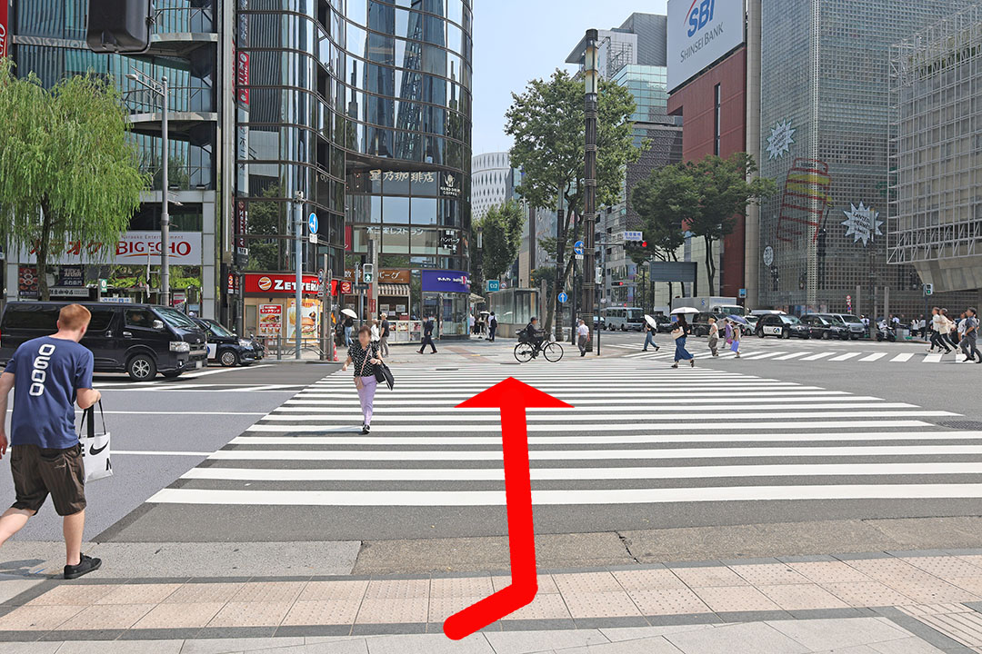 数寄屋橋交差点の都道304号晴海通り沿いの横断歩道を手前から写した写真