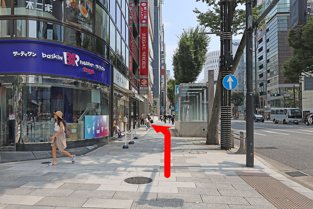 横断歩道を渡った先の歩道を写した写真
