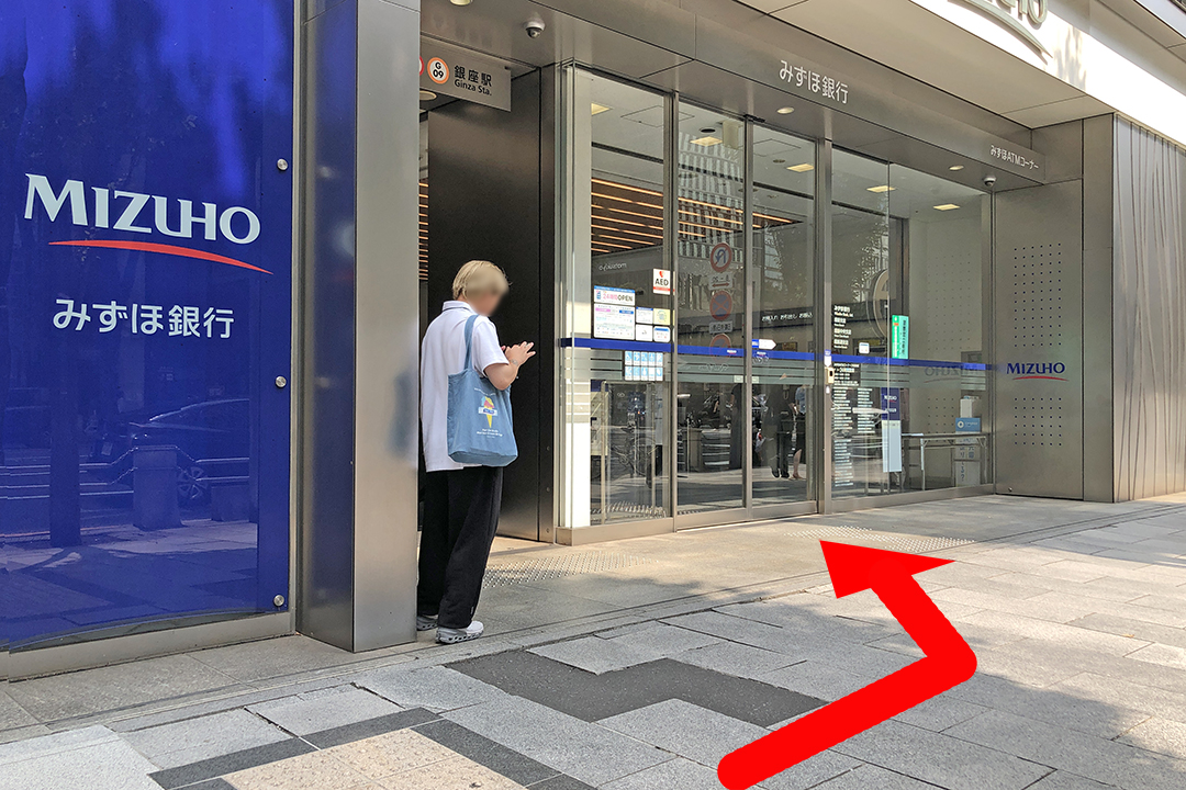 歩道の左側にみずほ銀行ATM銀座支店の入口