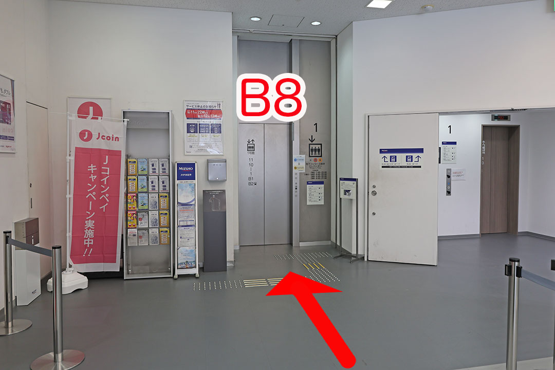 店内正面奥にあるB8エレベーターの入口