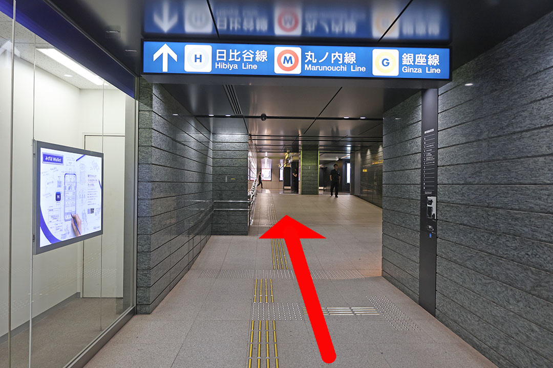 B8エレベーターを降りて直進の通路