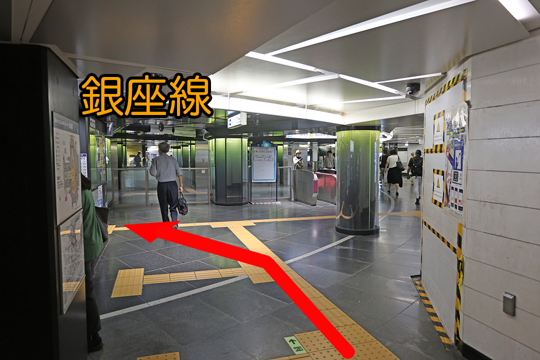 通路の左側に銀座線の改札