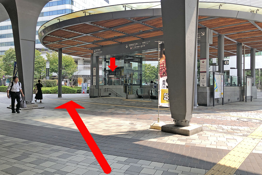 中央口から左前にあるエレベーターと階段の写真