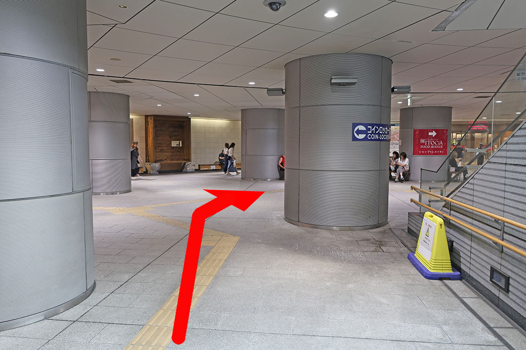 エレベーターを降りてから右方向を写した写真