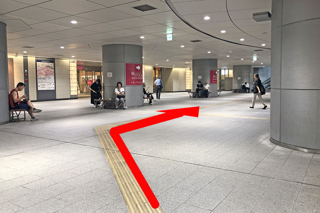 通路の右方向を写した写真