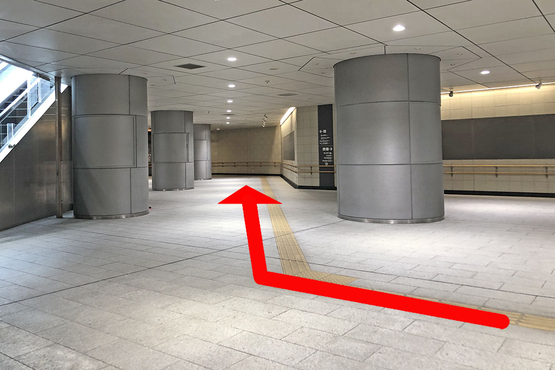 通路の突き当たりから右方向を写した写真