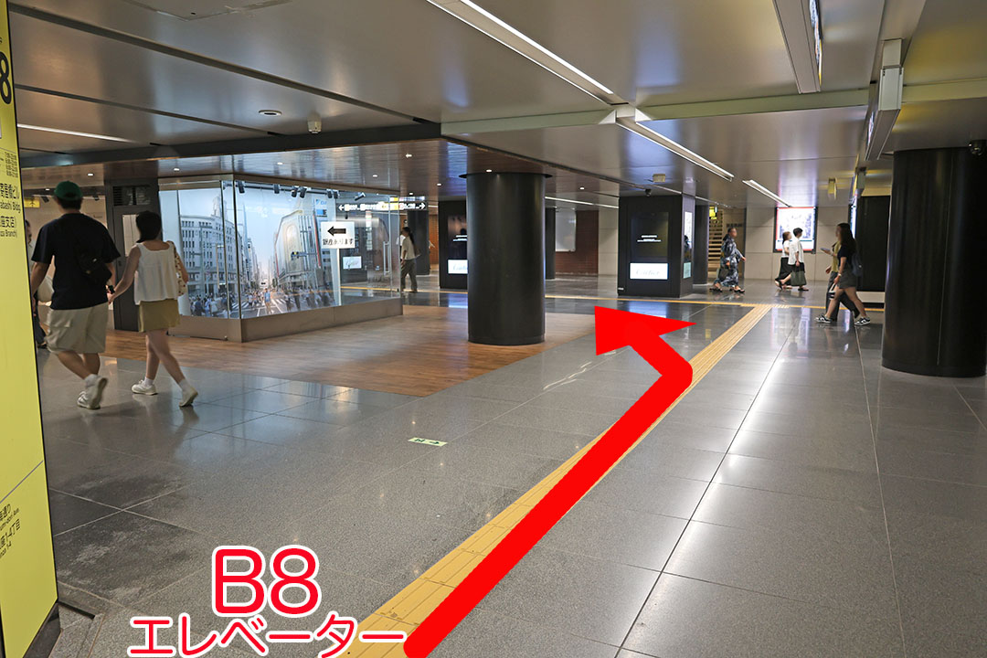 B8エレベーター側から広い通路に出た所の写真