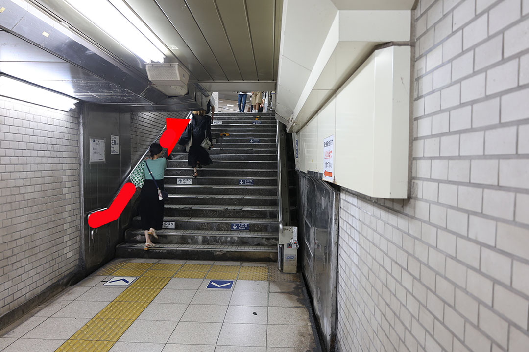 ２つ目のエスカレーターの下側から見上げている写真