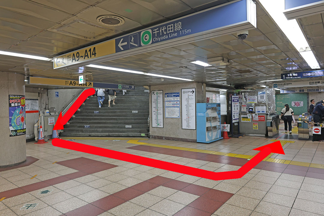 エスカレーターを降りる場所から日比谷線日比谷駅の改札までを写した写真