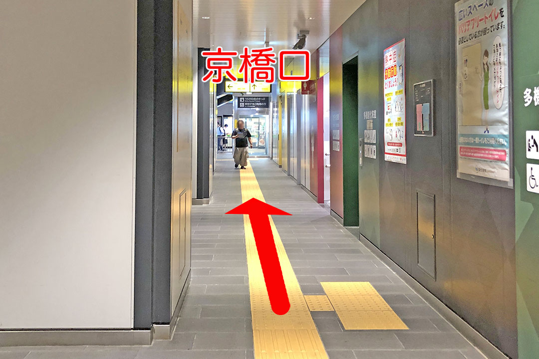 Bエレベーターから通路を左に行く通路を写した写真
