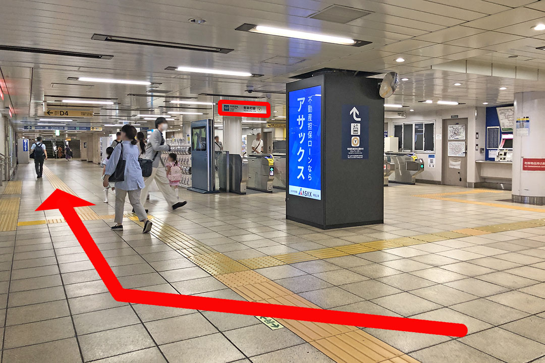 中央改札の左側の通路を写した写真