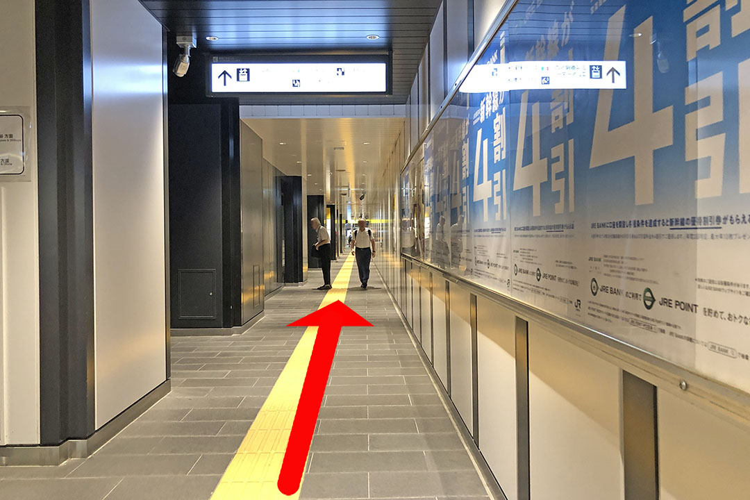 通路の突き当たりを左に曲がった先の通路の写真