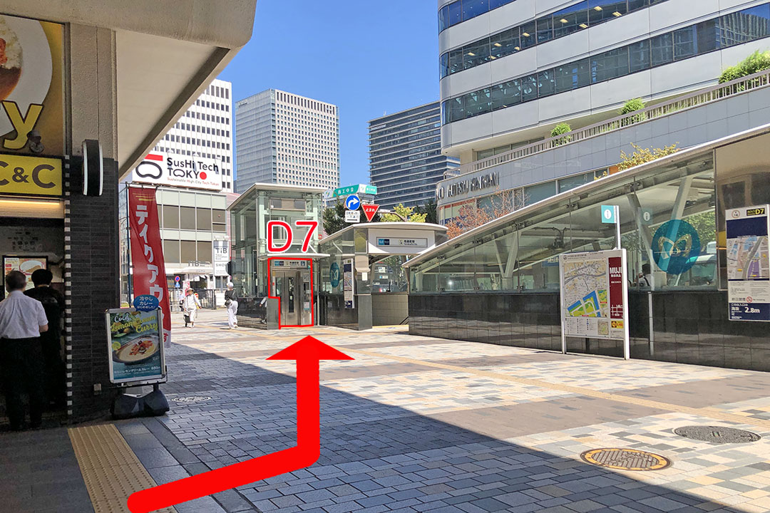 京橋口から駅前広場の左方向にあるエレベーターを写した写真