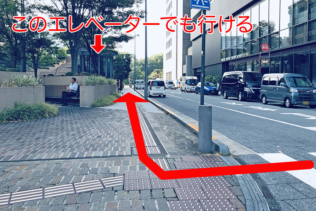 東京ミッドタウン手前の歩道から右方向を写した写真