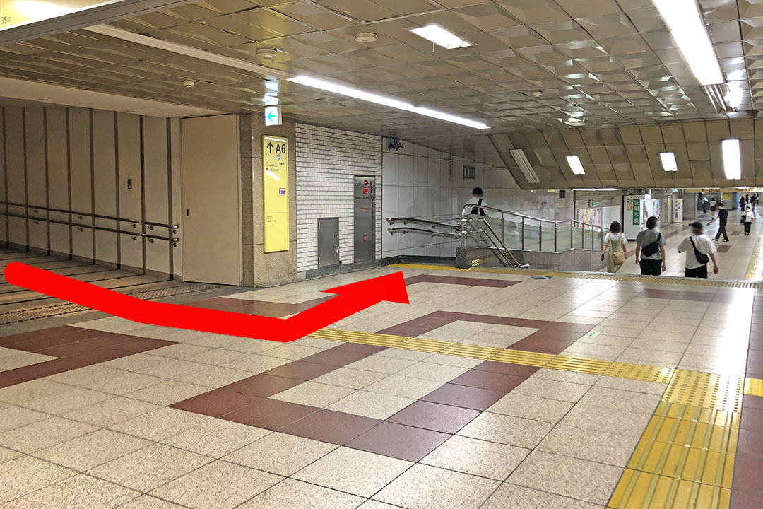 突き当たりから左方向を写した写真