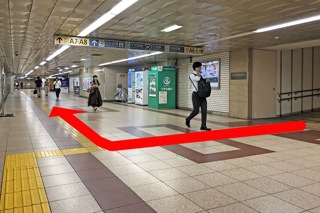 通路から右方向を写した写真