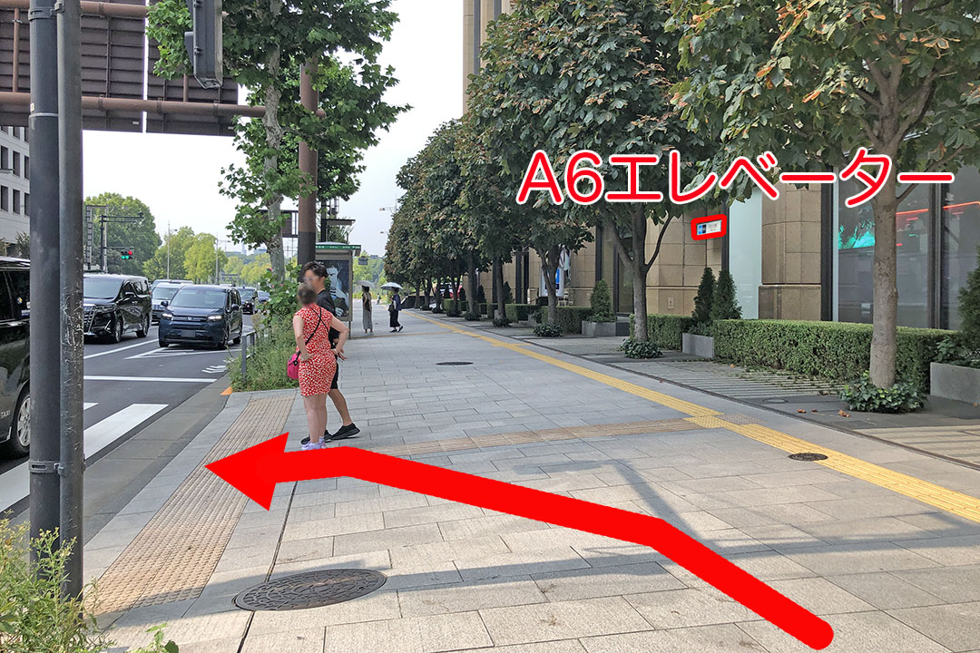 歩道の左側の横断歩道を写した写真