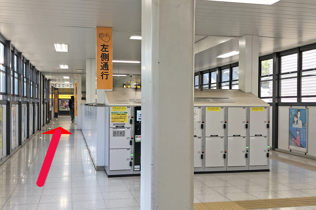 Aエレベーターから左側の通路を写した写真