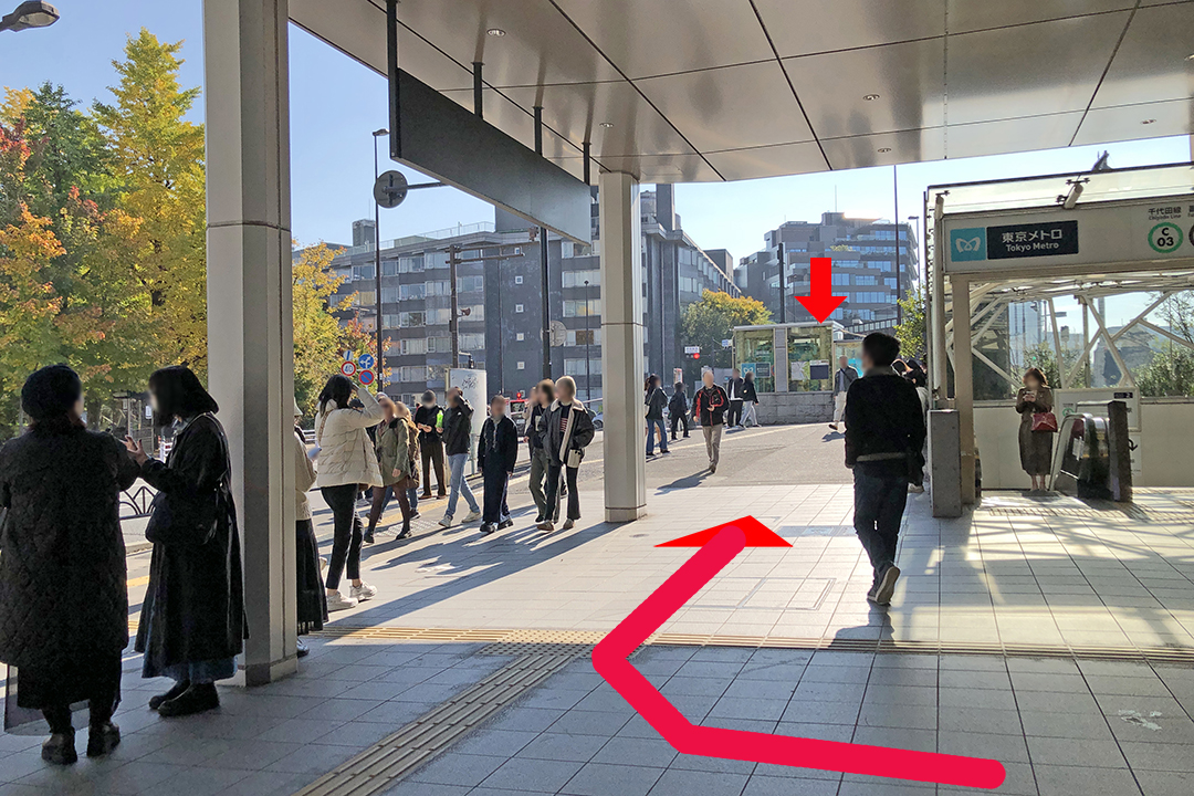 東口エレベーターを降りて右方向を写した写真