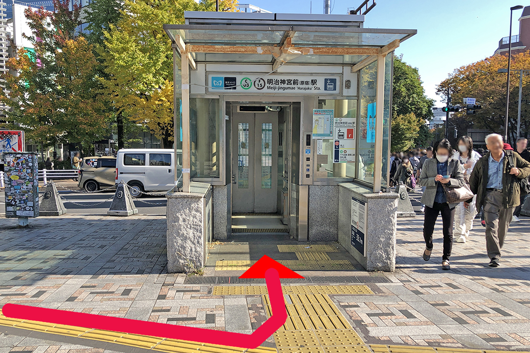 明治神宮前（原宿）駅へ向かうエレベーター入口