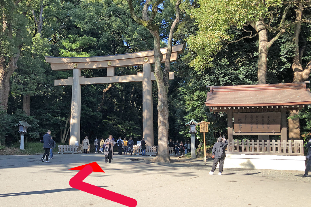 西口から入って右側の明治神宮一の鳥居の写真