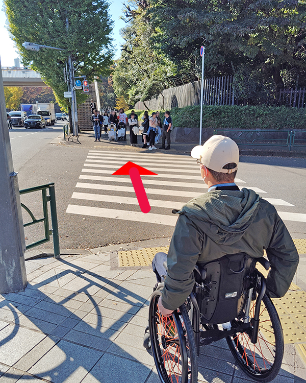 一つ目の横断歩道を手前から写した写真