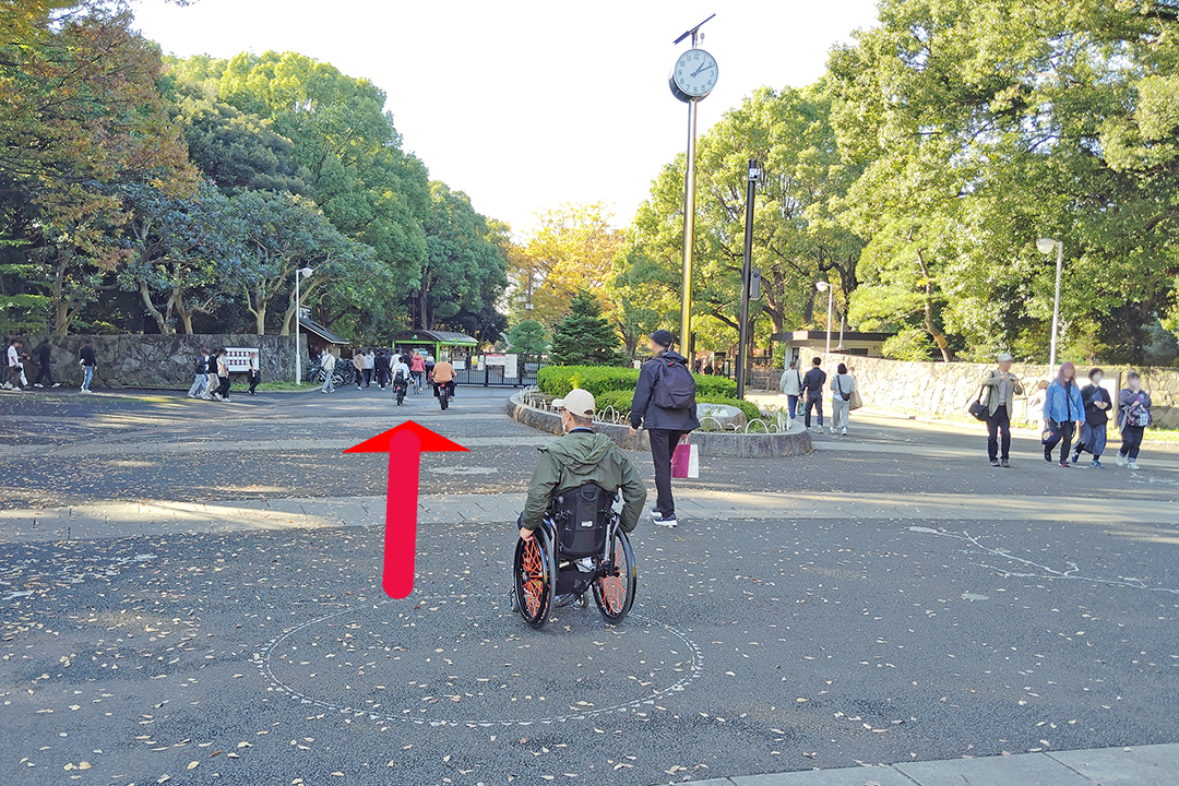 原宿門前時計塔の手前から先を写した写真
