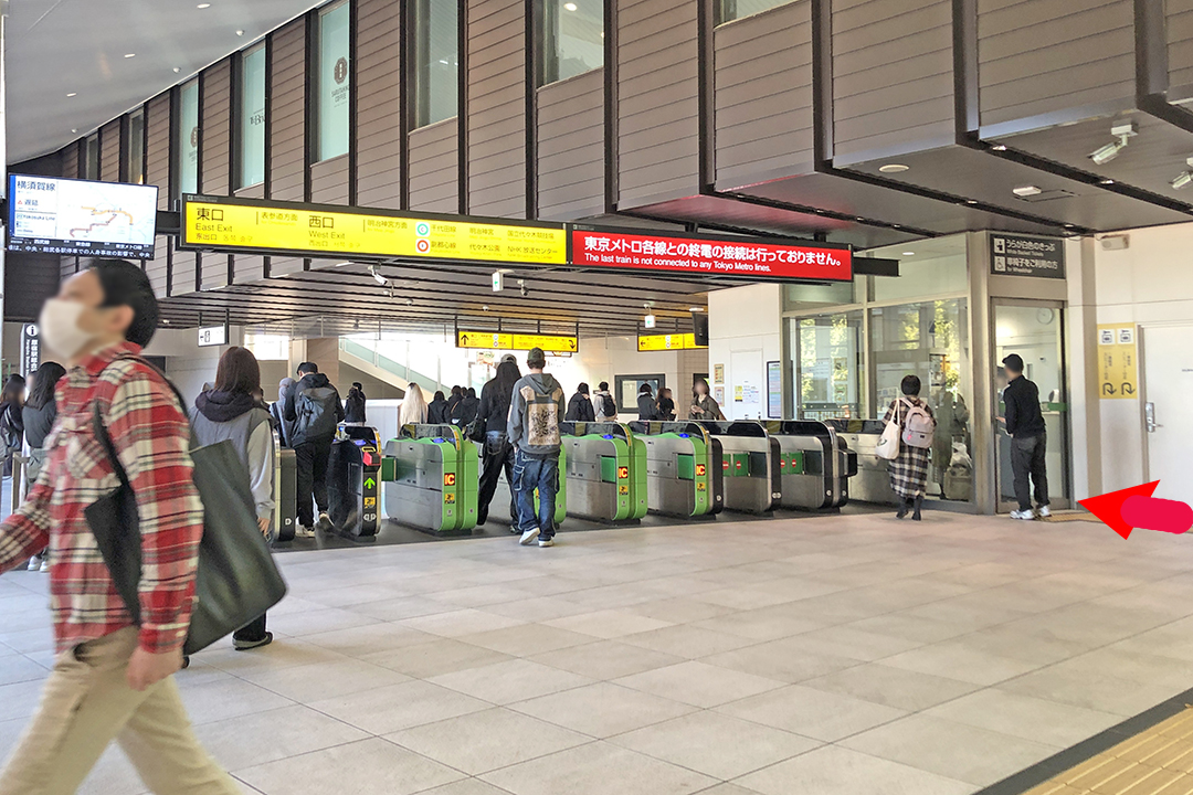 表参道改札の内側から見た写真