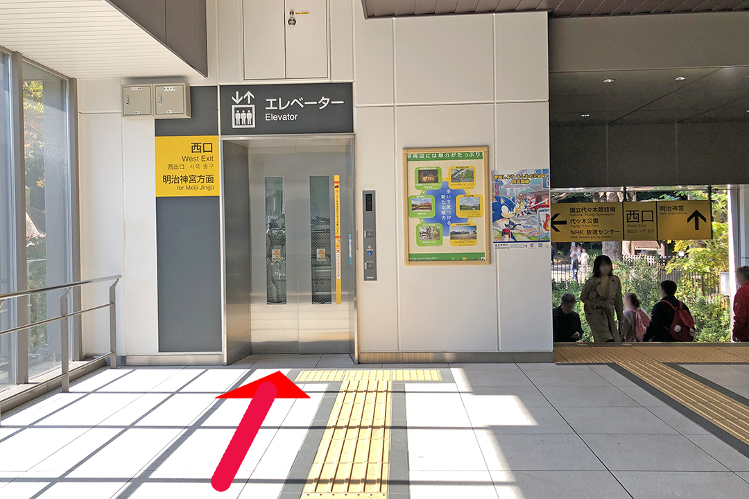 ２階の西口エレベーター入口