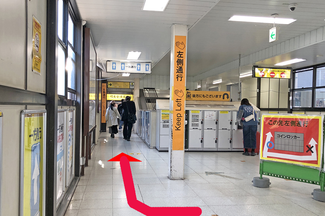 突き当たりから右方向の通路を写した写真