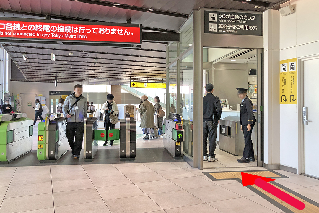 表参道改札右端の案内所の入口を写した写真
