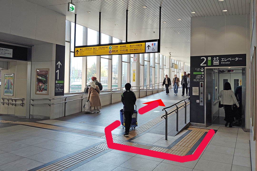 通路の右側Bエレベーター入口と左側の改札へ向かうスロープ