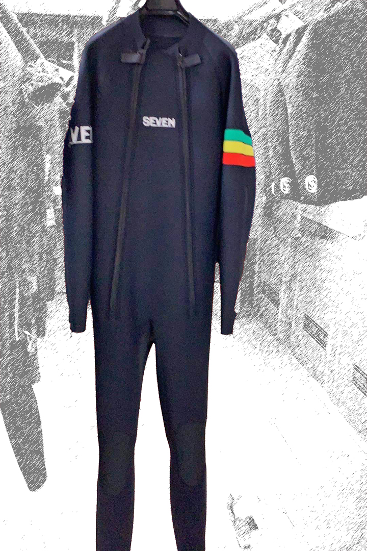 新品のウェットスーツ。色は黒で右腕に赤・黄・緑色のラスターカラーのがあります。